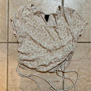 This shirt can tie on the side and go up or down.